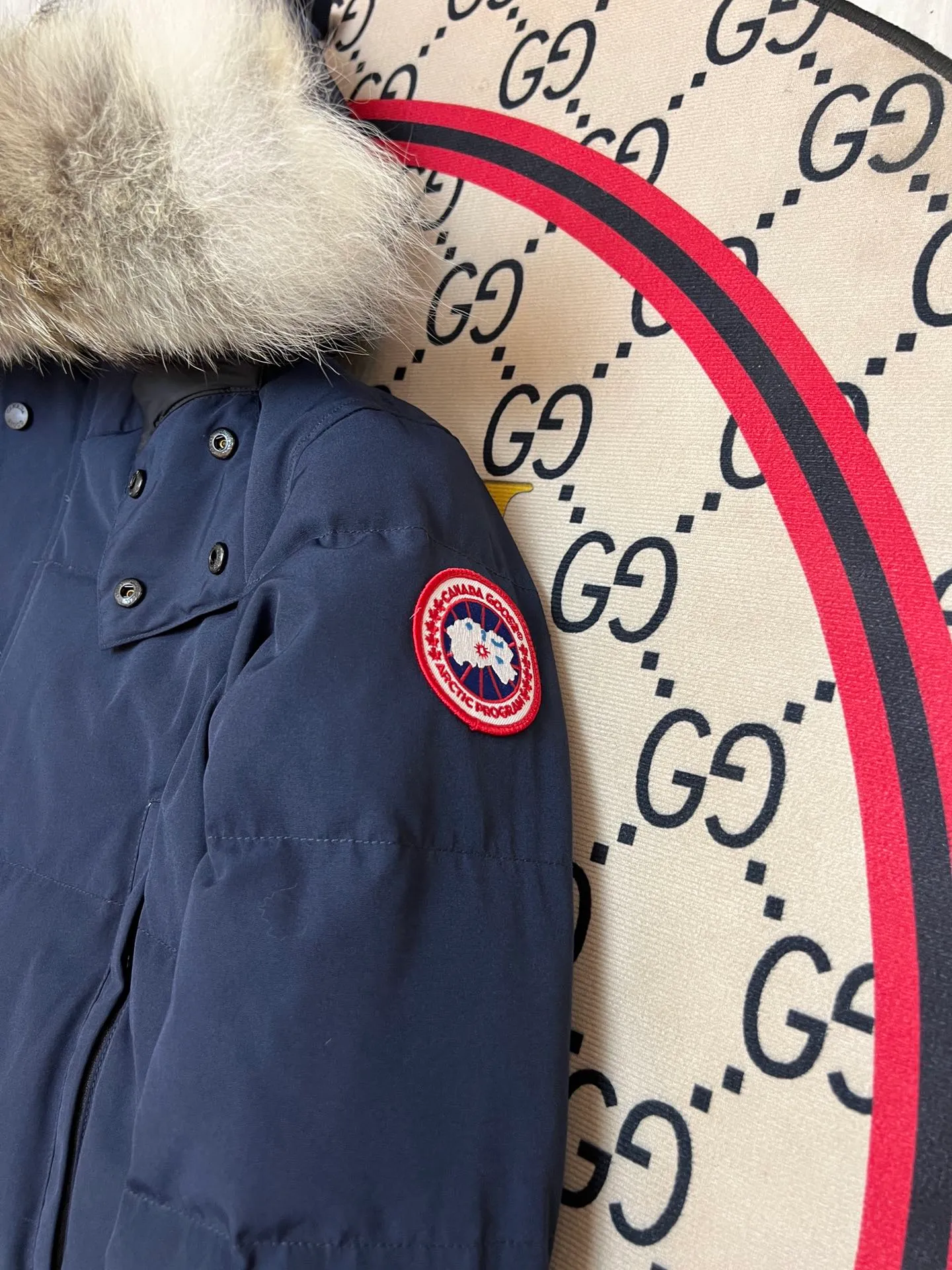 P800 Canada Goose Wyndham Parka has 29 styles for men and women. The hood and fur collar are detachable. My personal favorite is simple and elegant. It is clean and tidy. All Arctic and Antarctic scientific expedition teams choose Canada Goose as their cold wear. It is the Rolls-Royce of down jackets. ➖ Industry-leading anti-counterfeiting chip sensing. ➖ Imported Behringer embroidery machines and customized embroidery labels, the highest level and industry leading. ➖ Imported Korean 21-count polyester-cotton blended original fabric, TC85 waterproof coated fabric, water-repellent, windproof and wear-resistant. ➖ The new national standard 80 white duck down is filled with an average of 520 grams of down. The amount of down filled is industry-leading. ➖ 100% nylon lining with double double-layer sealing design to prevent velvet running, and seamless thread design on the cuffs! ➖ Western Canadian Green Wolf Collar. ➖ Yoshida YKK provides original factory-customized electroplated sliders. YKK two-way lockable zippers are tight and smooth and do not peel off paint. ➖ 3M composite Velcro is durable and the accessories and hardware are all custom-made. Note: Our copywriting is only simple and clear. Instead of bragging about the copywriting, it is better to compare and understand with samples. Only for the purest goose, the most dedicated, the most professional, the highest quality, the highest cost performance! SIZE:S-XXL [With size chart]